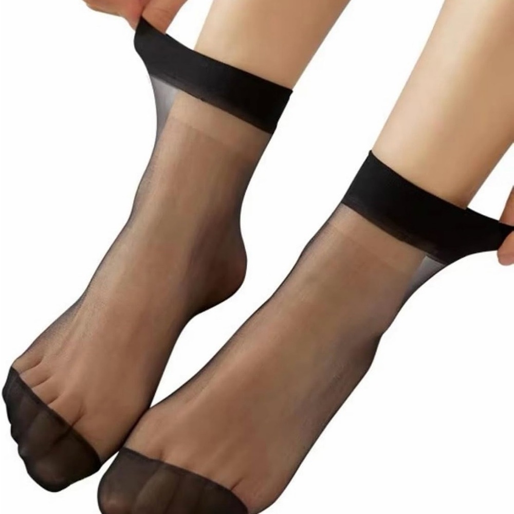 Sheer Ankle Socks in Black